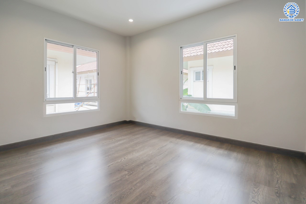 บ้านมือสองตกแต่งใหม่ สไตล์โมเดิร์น ม.สกาย ดอนเมือง-สรงประภา หลังใหญ่ เนื้อที่ 52 ตร.ว. ฟังก์ชัน 3 ห้องนอน 3 ห้องน้ำ 2 ที่จอดรถ บนทำเลดีที่สุด! เข้า-ออกได้ทั้งถ.แจ้งวัฒนะ และสรงประภา ใกล้สนามบินดอนเมือง, ทางด่วนศรีสมาน และรถไฟฟ้าสายสีแดง (สายอนาคต) "สถานีดอนเมือง"